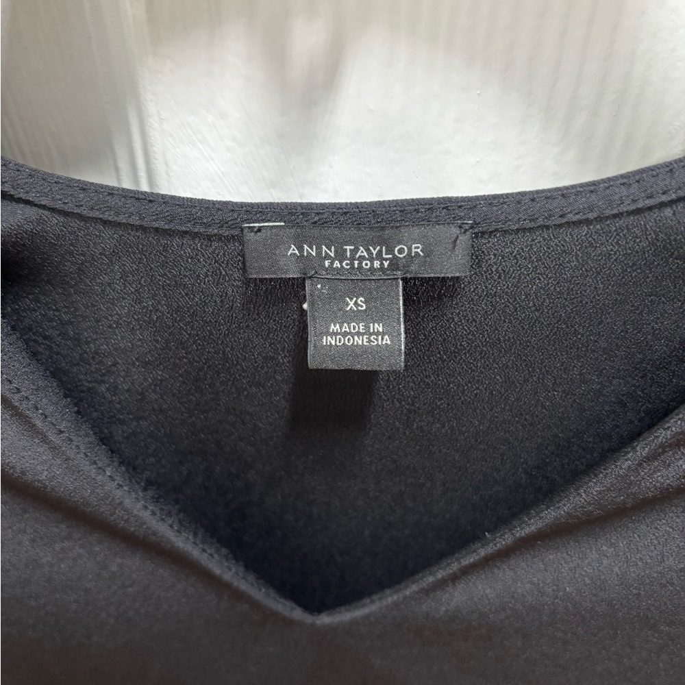 Ann Taylor Classic Black Blouse EUC Women’s size XS - Picture 3 of 5